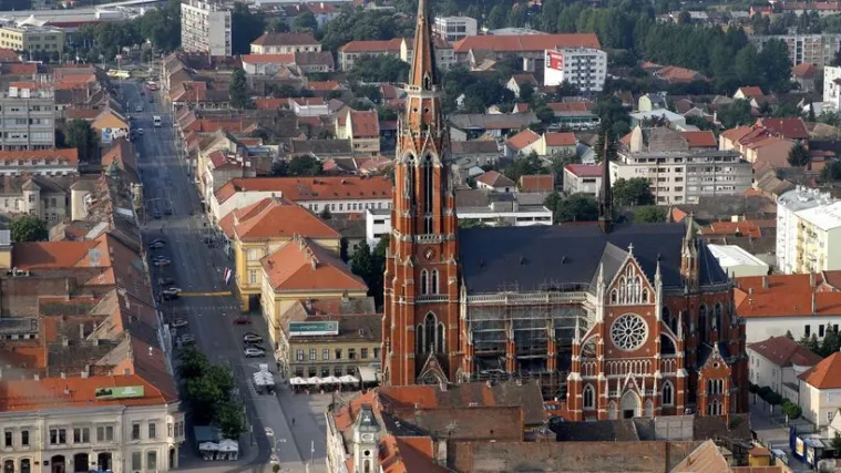 Dok je &scaron;etala Županijskom ulicom komad fasade pao u kolica s bebom