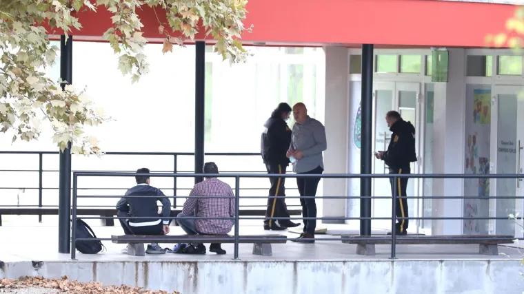 Dječak bez maske opet sjedi ispred &scaron;kole u Krapinskim Toplicama: Policija njegovom ocu uručila prekr&scaron;ajnu prijavu