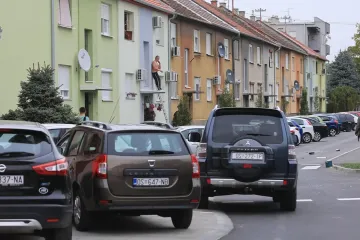 Osijek: Muškarac oštetio parkirani automobil, zatvorio se u stan pa bacao namještaj na policiju