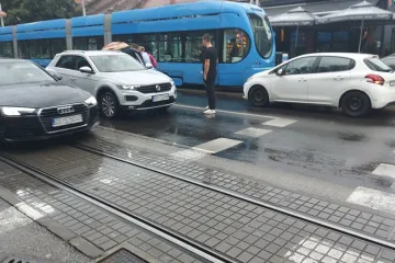 Nesreća u Savskoj u Zagrebu! Tramvaj naletio na mlađu žensku osobu. Promet preusmjeren
