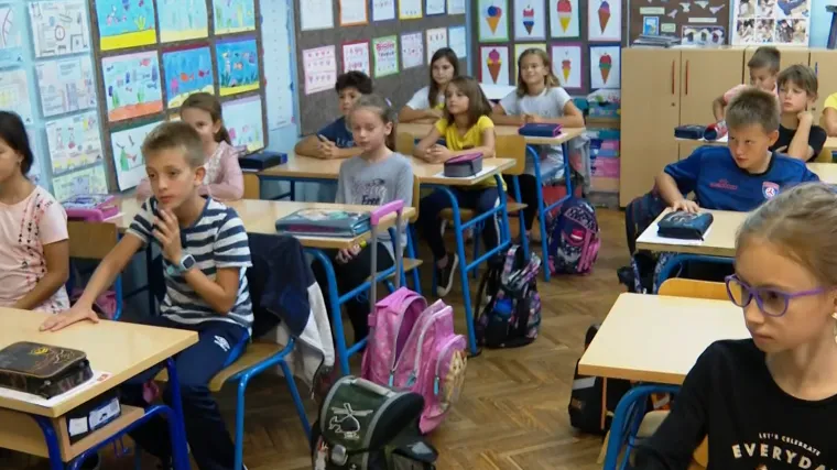 U sigurnim &scaron;kolama uče djecu kako postupiti kod potresa: 'Ako je potres, sakrijem se pod stol, ali ako je stol staklen...'