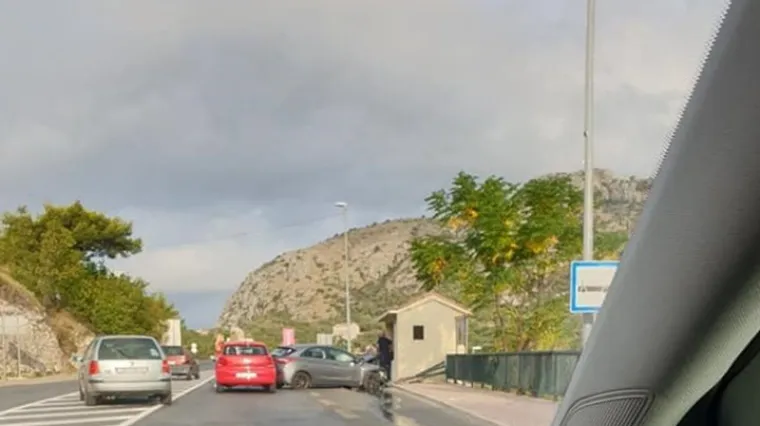 Sudarila su se tri automobila u Župi dubrovačkoj, a jedna osoba je ozlijeđena