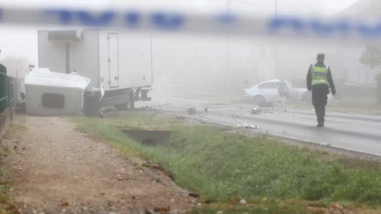 Jedna je osoba poginula, a dvije ozlijeđene u sudaru auta i kamiona u Dugom Selu