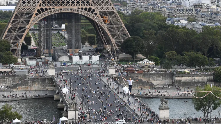 FOTO, VIDEO Pogledajte kako je Francuz prohodao 600 metara po užetu od Eiffelovog tornja do kazali&scaron;ta: 'Nije bilo jednostavno'