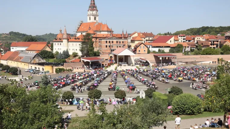 'Dom na čuvaj Božja Mati': Oko 7000 vjernika iz Zagreba na hodoča&scaron;ću u Mariji Bistrici