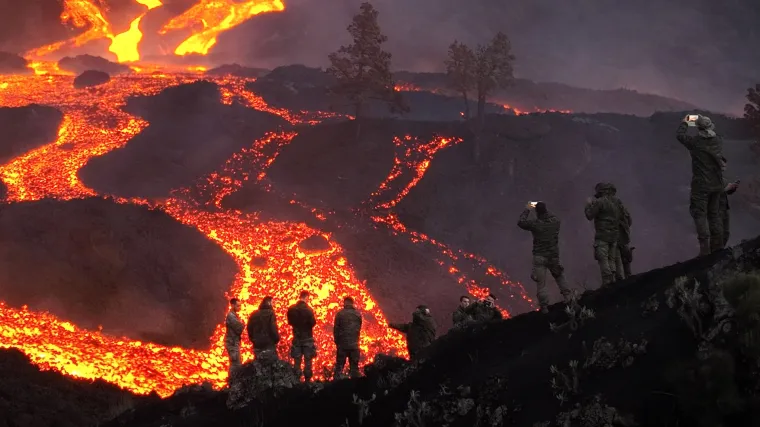 Vulkan na Kanarima izbio je brže od prognoza. Videa pokazuju pet otvora iz kojih &scaron;iklja magma, lavu koja guta kuće