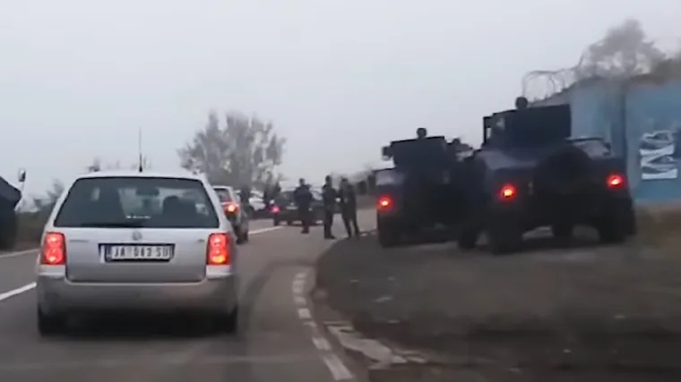 VIDEO Specijalci s oklopnim vozilima na granici Kosova i Srbije: Srbi ne žele da im skidaju tablice, Vučić sazvao hitnu sjednicu