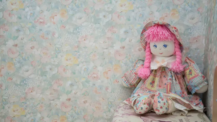 Razbio zid čekićem i pronašao lutku s jezivom porukom: 'Prve vlasnike sam izbola 1961. Nadam se da spavaš dobro...'