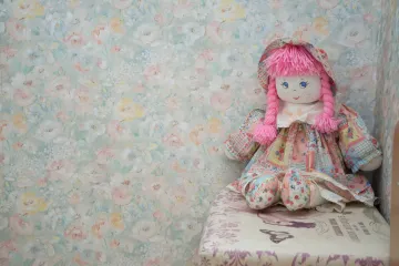 Razbio zid čekićem i pronašao lutku s jezivom porukom: 'Prve vlasnike sam izbola 1961. Nadam se da spavaš dobro...'