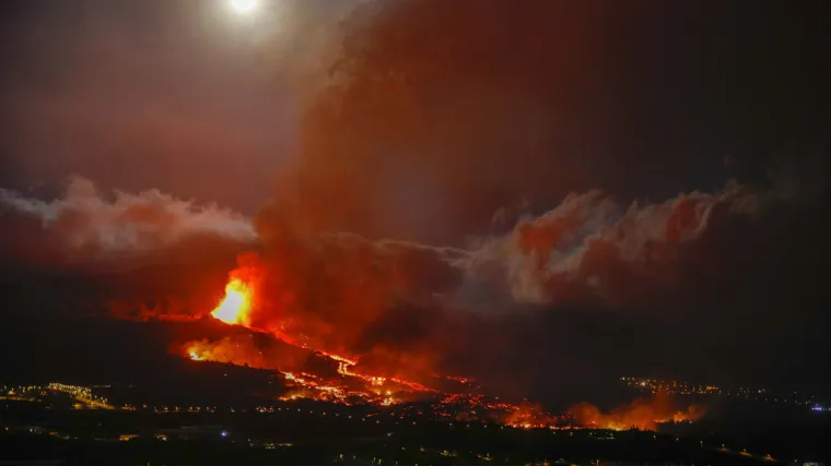 VIDEO/FOTO Vatreni obruč na Kanarima! Lava guta sve pred sobom, a ako stigne do mora, prijeti nova opasnost