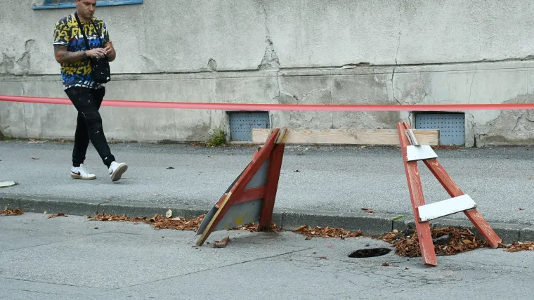 FOTO Problem - rije&scaron;en! Umjesto da je zakrpaju, oko rupe postavili drvenu ogradu