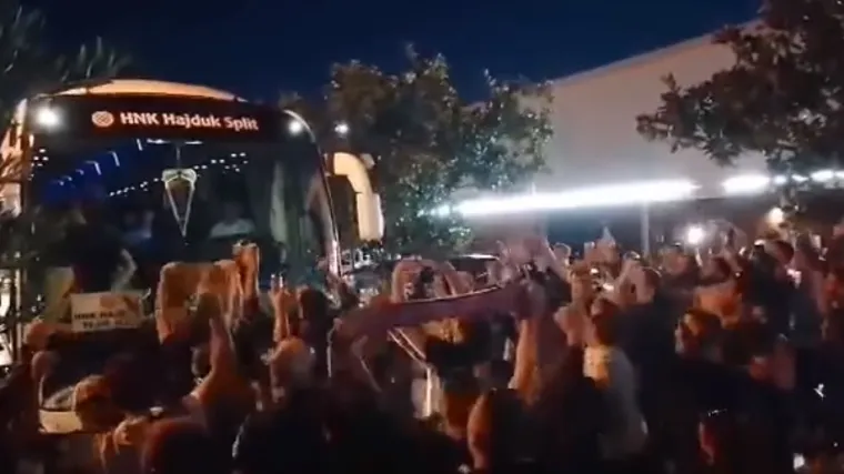 Pogledajte kako su navijači Hajduka okružili bus s igračima nakon utakmice