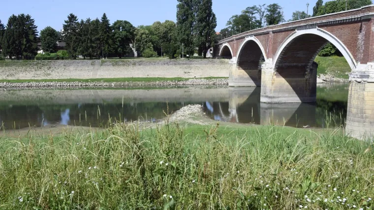 Arheolozi u koritu Kupe prona&scaron;li ostatke gradskih bedema iz doba rimske kolonije, ali i odlično očuvani monoksil. &Scaron;alju ga u SAD na pregled