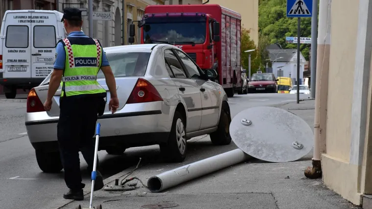 Pijani vozač u Požegi skrenuo na nogostup, udario u rasvjetni stup koji je pukao i pao na 34-godi&scaron;njakinju