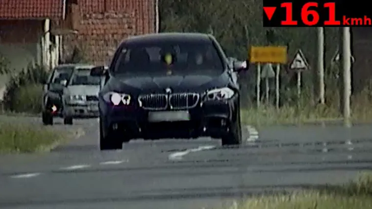 BMW-om kroz selo 161 km/h. Nije bio ni vezan