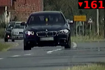 BMW-om kroz selo 161 km/h. Nije bio ni vezan