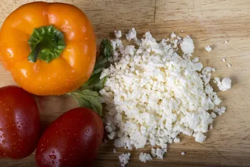 Ljetna salata sa feta sirom za vruće ljetne dane