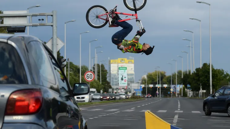 FOTO Vidjeli smo svakakve izvedbe na semaforu, ali ovo ne: Vratolomijama na BMX-u kratio vrijeme vozačima