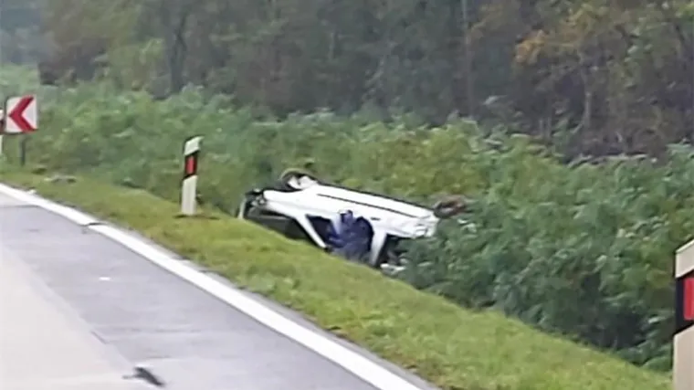 U slijetanju s ceste poginuo 61-godi&scaron;nji vozač: 46-godi&scaron;nja suvozačica prevezena u bolnicu