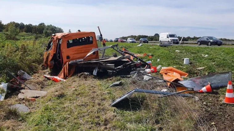 Drama između Karlovca i Jaske! Djelatnici cestarske ophodnje iza&scaron;li iz auta par sekundi prije nego &scaron;to je kamion pokosio njihovo vozilo