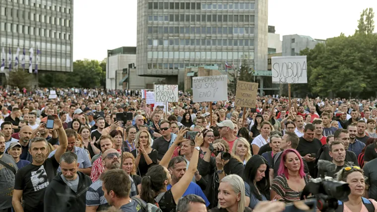 Okupilo se nekoliko tisuća ljudi: U Ljubljani novi prosvjed protiv covid potvrda i cijepljenja