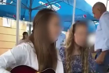 Društvenim mrežama kruži luda snimka Hrvata koji je promašio vrata i zabio u staklo kafića