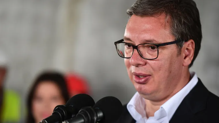 Pogledajte kako Vučić u Istanbulu tajnici diktira tekst objave na Twitteru: On sjedi, a ona stoji i sve zapisuje, čak i zareze