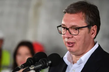 Pogledajte kako Vučić u Istanbulu tajnici diktira tekst objave na Twitteru: On sjedi, a ona stoji i sve zapisuje, čak i zareze