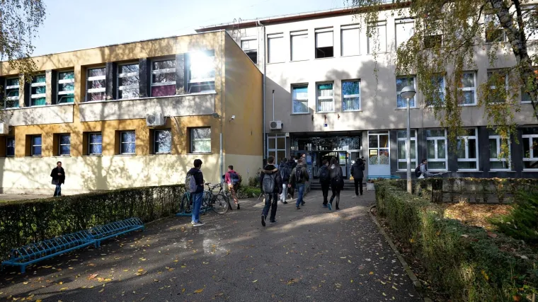 Zagrebačka srednja &scaron;kola prva prelazi na online nastavu: U samoizolaciji je osam razreda