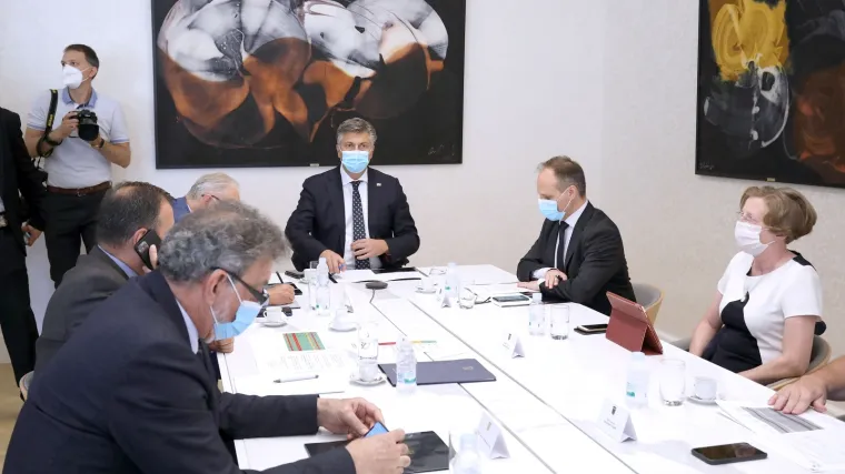 Gdje je nestao Vladin Znanstveni savjet? Broj zaraženih raste, znanstvenici se prepucavaju, a Plenković 'glumi dobrog policajca'