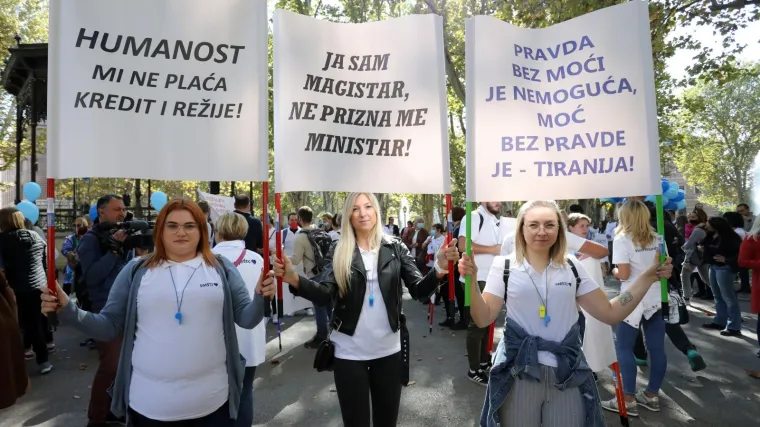 Medicinske sestre i tehničari izašli na ulice: 'Smetaju nam ucjene zbog necijepljenja'; To nije jedini razlog okupljanja