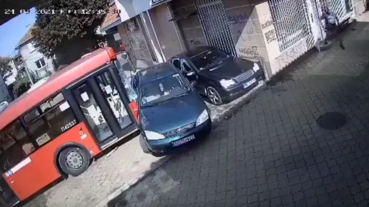 VIDEO Stravična snimka: Dijete jedva izbjeglo autobus koji je uletio u dječji park! Pet osoba je ozlijeđeno