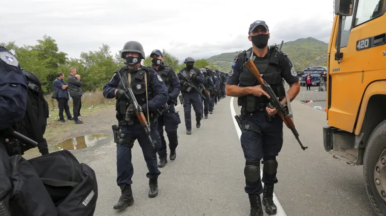 &Scaron;to se događa na granici Srbije i Kosova? Policija je istukla trojicu Srba, posvuda su barikade i naoružani specijalci
