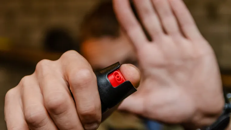 Tijekom sata u karlovačkoj &scaron;koli aktivirali suzavac! Učenici evakuirani i pružena im liječnička pomoć. Ravnateljica uputila apel roditeljima