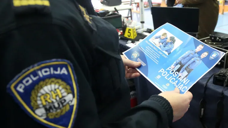 Pu&scaron;ke na splitskoj Rivi, ali sve uz nadzor policije. Splitski CSI  sa svojom opremom ne zaostaje za svjetskim forenzičarima