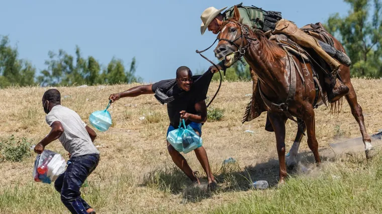 Na konjima brutalno rastjerivali migrante, Biden najavio posljedice: 'Bilo je to stra&scaron;no za gledati. Ti ljudi će platiti za to!'