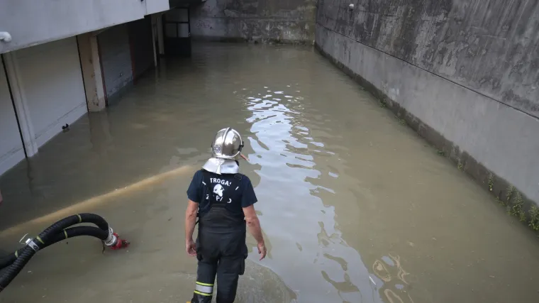 VIDEO/FOTO Kaos na Tre&scaron;njevci! Bujica se slijevala satima, obustavljen je promet, otvorila se rupa. Mogući prekidi u opskrbi pitkom vodom