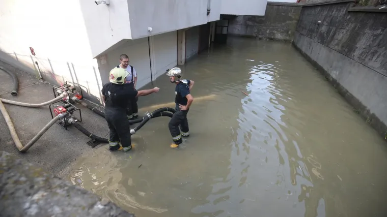 VIDEO Poplava na Tre&scaron;njevci: 'Voda je sukljala 60-ak centimetara u vis... Vi&scaron;e od dva sata'