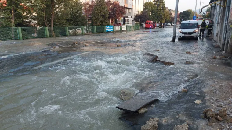 FOTO Dramatične fotografije koje pokazuju kako je jutros izgledala Tre&scaron;njevka pod vodom: Građanima poplavljene kuće