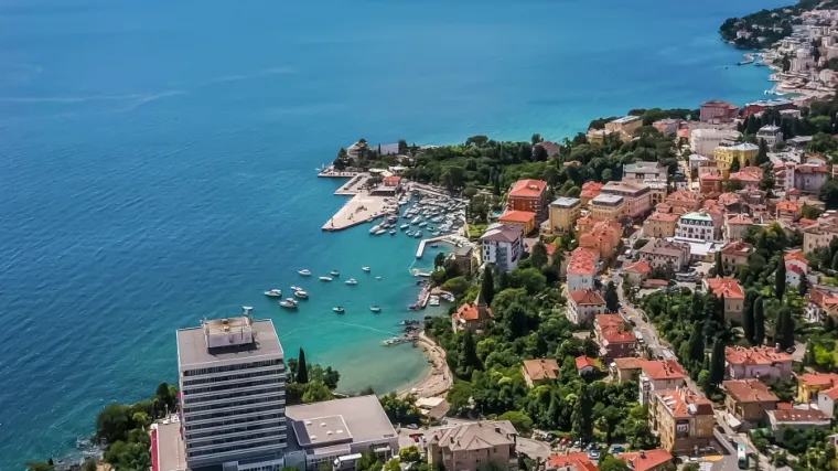 (VIDEO) Najstarija destinacija Opatija i dalje privlači vjerne, ali i nove goste; Poslu&scaron;ajte &scaron;to kažu o Opatiji!