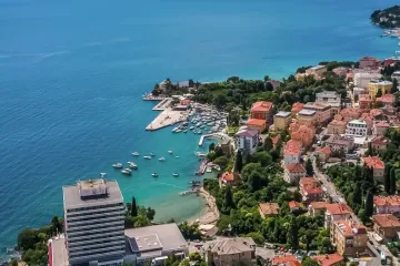 (VIDEO) Najstarija destinacija Opatija i dalje privlači vjerne, ali i nove goste; Poslu&scaron;ajte &scaron;to kažu o Opatiji!