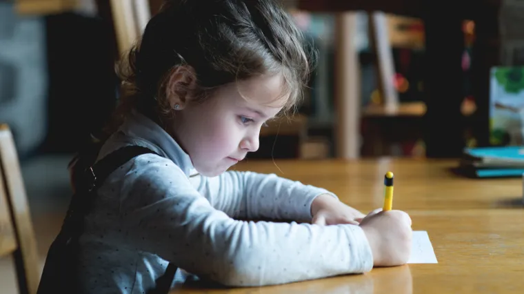 Djevojčica brutalno 'pokopala' tatu u pjesmici: 'Mislim da mu treba perika. Ima veliki trbuh i jako smrdi'