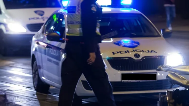 Te&scaron;ka nesreća kod Solina: Auto udario u stup i potpuno izgorio. Ozlijeđeno pet mladića