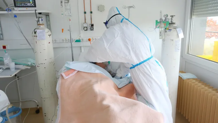 Pfizer počeo kliničko ispitivanje preventivne uporabe svog lijeka protiv covida: Cilj je da oboljeli nemaju te&scaron;ke simptome