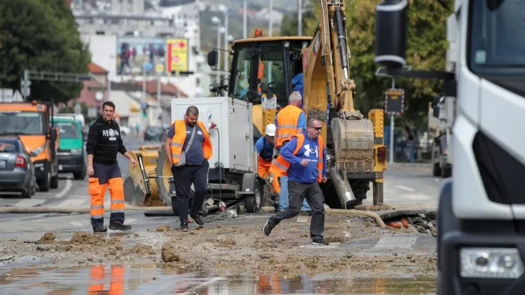Supružnici u očaju nakon puknuća cjevovoda na Selskoj: 'Bosi smo skočili u vodu. Sve u stanu je uni&scaron;teno'