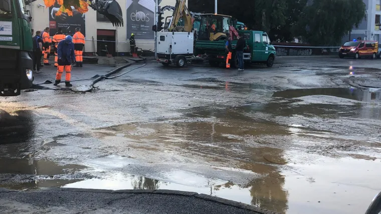 Ponovno pukla vodovodna cijev na području Tre&scaron;njevke, poplavljen učenički dom, Toma&scaron;ević: '&Scaron;tetu jo&scaron; ne možemo procijeniti'