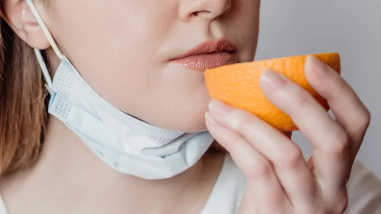 Vitamin A mogao bi pomoći u liječenju jednog od najče&scaron;ćih simptoma covida