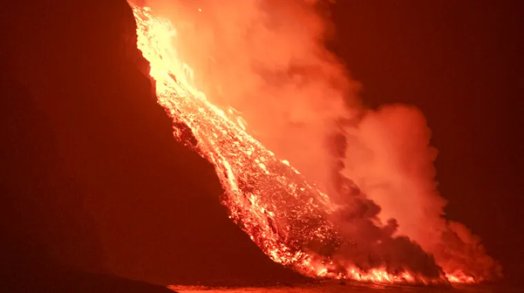 FOTO/VIDEO Lava na La Palmi stigla do Atlantika: Stanovnici zatvoreni u kućama, &scaron;ire se otrovni plinovi