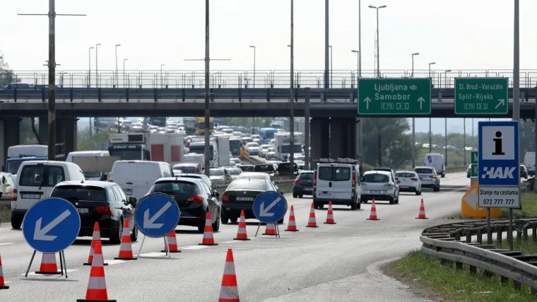 FOTO Do ulegnuća mosta Sava ipak nije do&scaron;lo. No zbog njegovog zatvaranja na obilaznici je gužva duga 12 kilometara