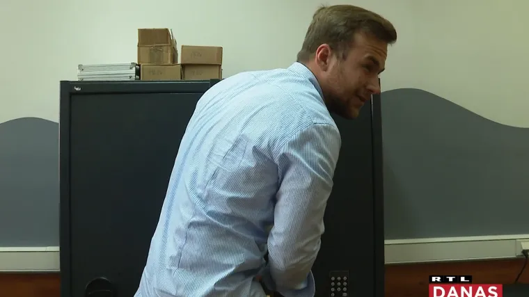 Mladi HDZ-ovac napu&scaron;ta stranku, RTL-u pokazao stvari na koje je potro&scaron;io novac: 'Ovi sefovi su možda i prejeftini'